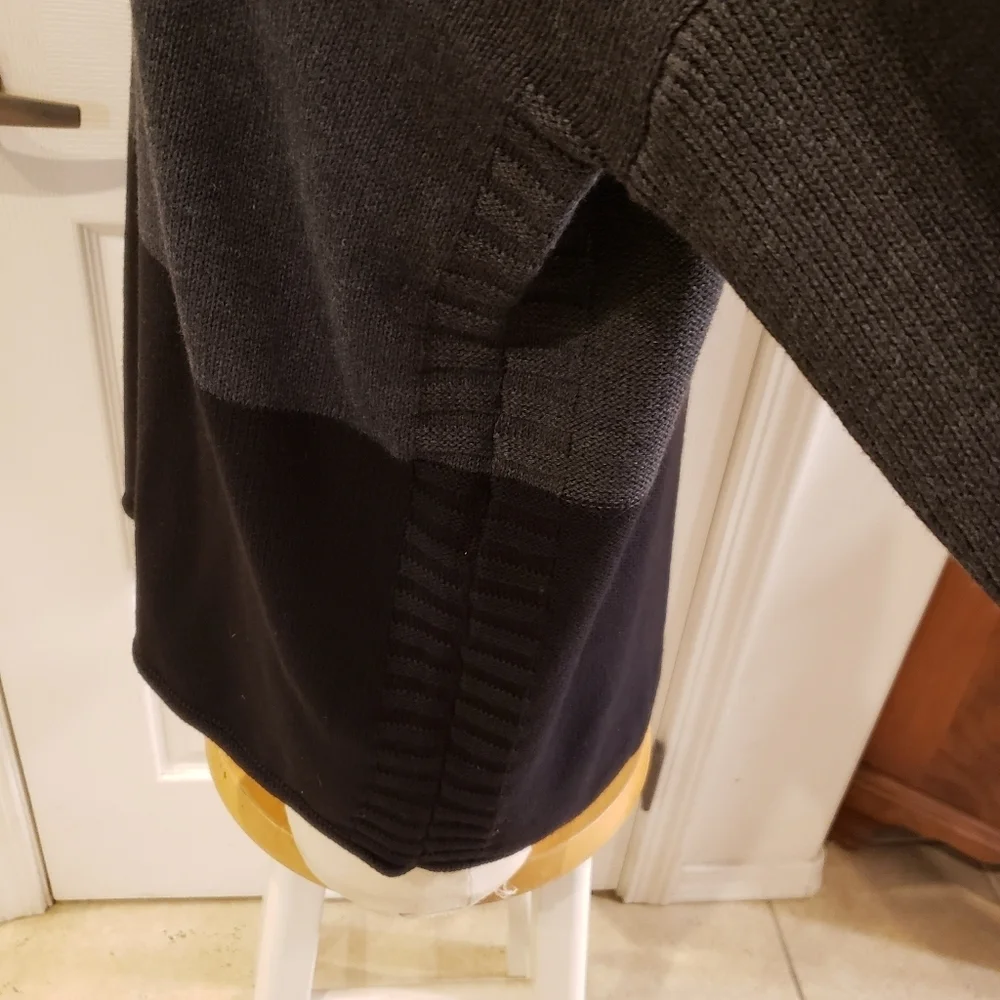 Tahari sweater size Medium